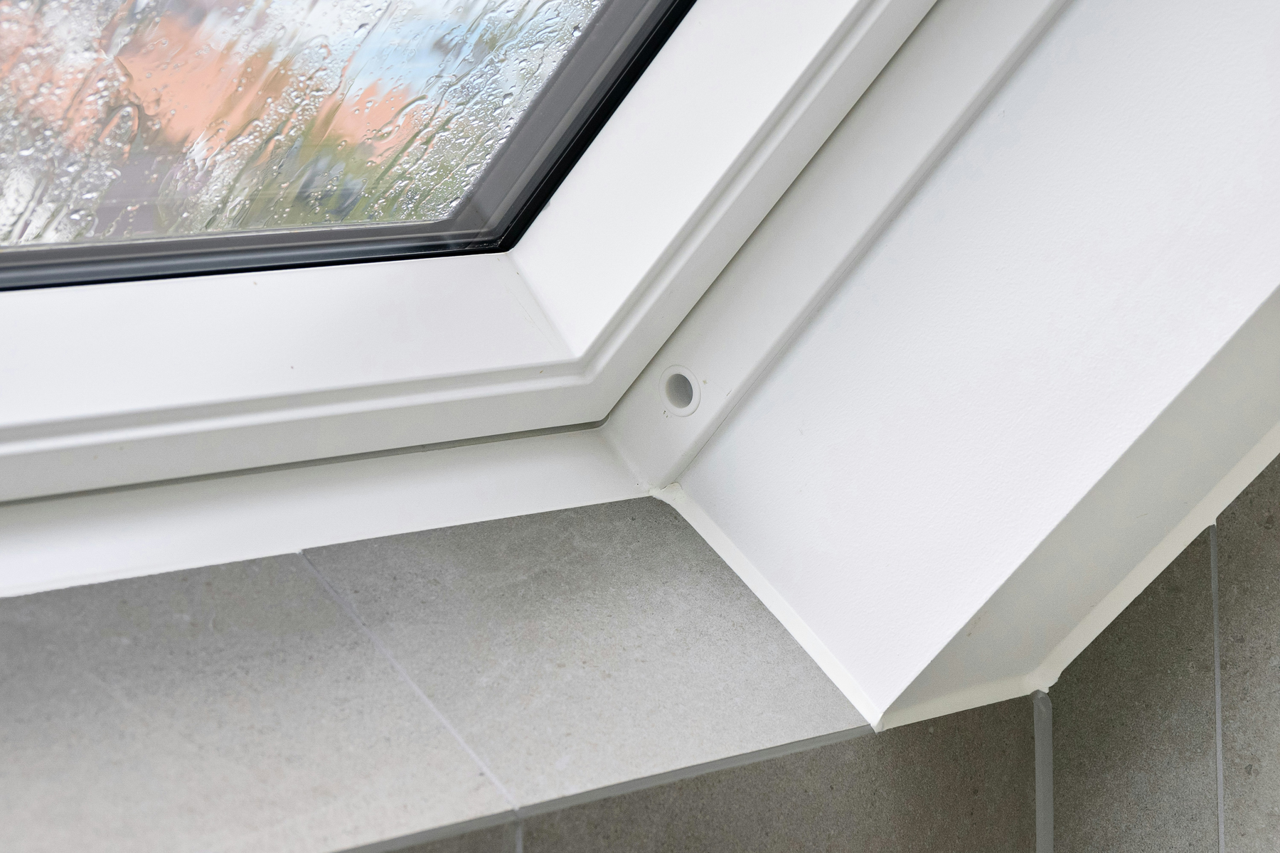 Fensterrahmen mit Silikonfuge wird gereinigt