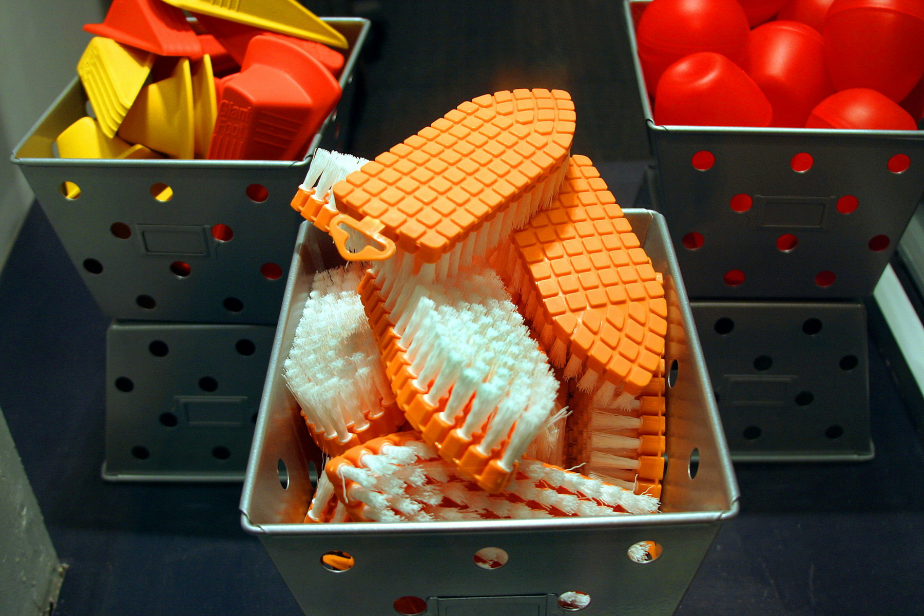 Bürste zur Reinigung von Fugen im Bad