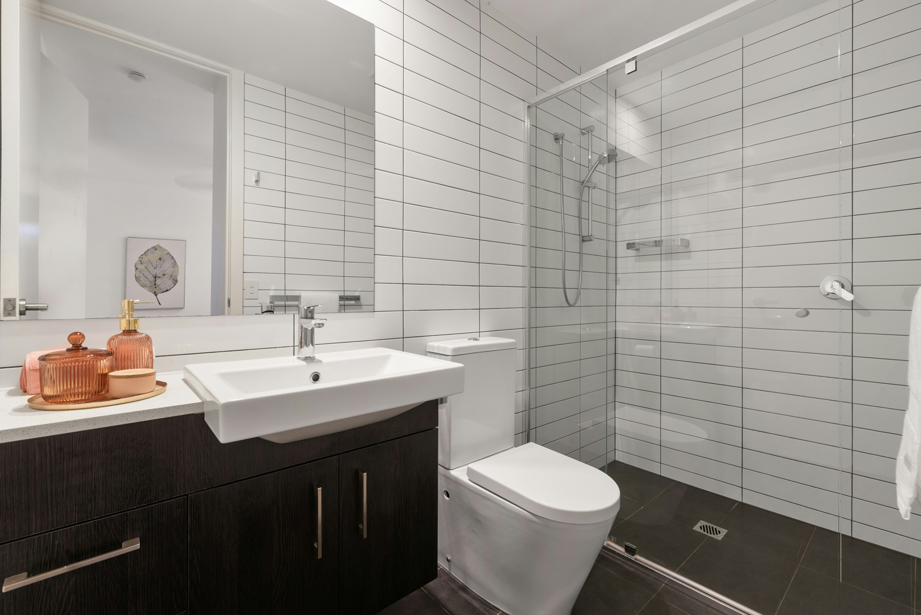 Staubige Oberfläche im Badezimmer wird abgewischt