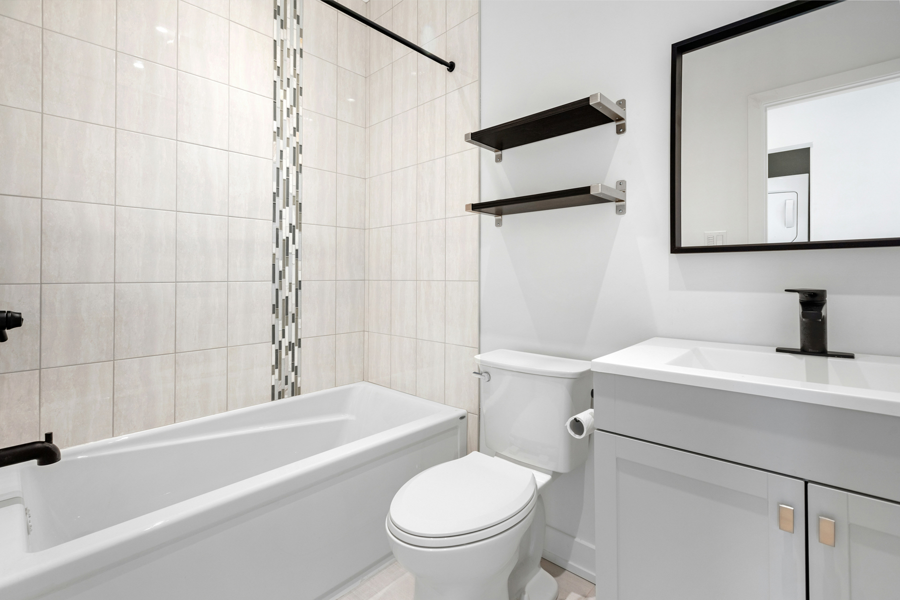 Vergilbte Silikonfuge im Badezimmer